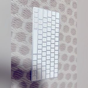 Apple magic keyboard barely use in great condition